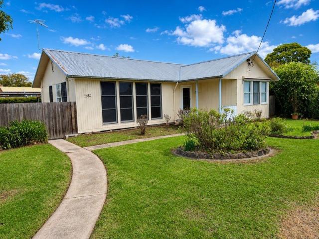 Neat & Comfortable Family Home