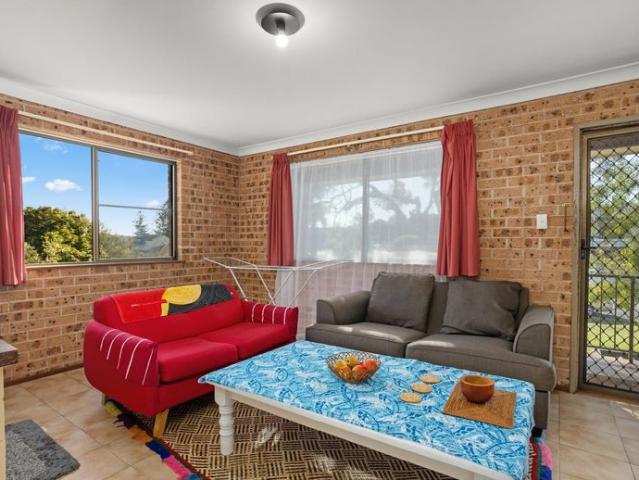 Neat & Convenient Unit Close to Shipping Hub and Beach