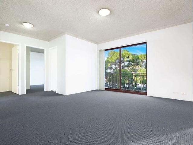 Neat & Conveniently Located 2 Bedroom Unit!