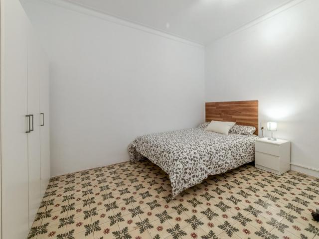 Neat double bedroom in a 7 bedroom flat