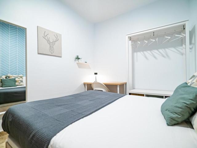 Neat double bedroom in L'Hospitalet de Llobregat