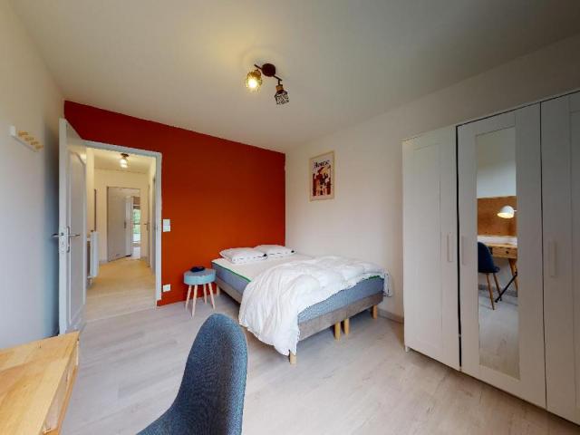 Neat double bedroom in Pont des Trois Sautets
