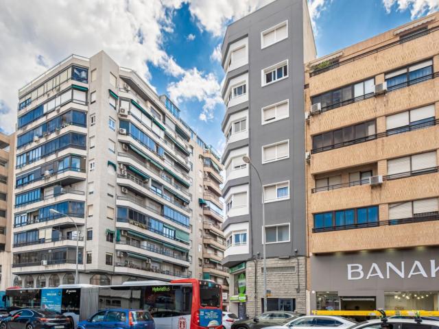 Neat double bedroom in the centre of Alicante