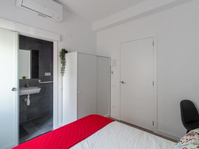 Neat double ensuite bedroom in well linked Vila de Gràcia