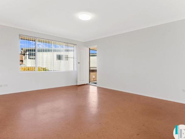 Neat, Fresh & Conveniently Located – Water included