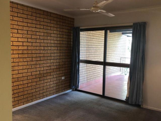 NEAT, LOW MAINTENANCE 2 BEDROOM UNIT IN GLADSTONE CENTRAL