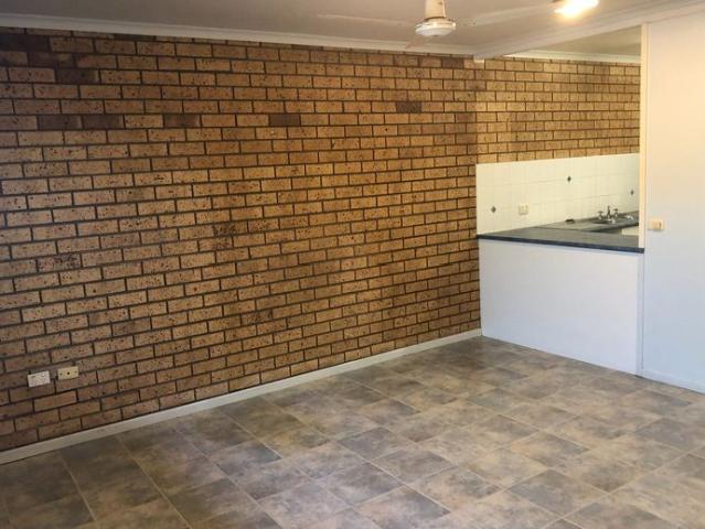 NEAT, LOW MAINTENANCE 2 BEDROOM UNIT IN GLADSTONE CENTRAL