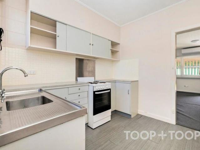Neat & Low Maintenance Unit in Convenient Coastal Location