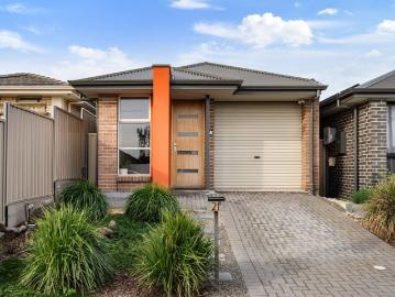 Neat, Low Maintenance Abode in Bustling Blair Athol Pocket!