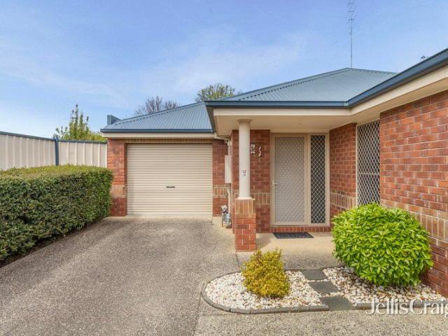 Neat, low maintenance living in a convenient location