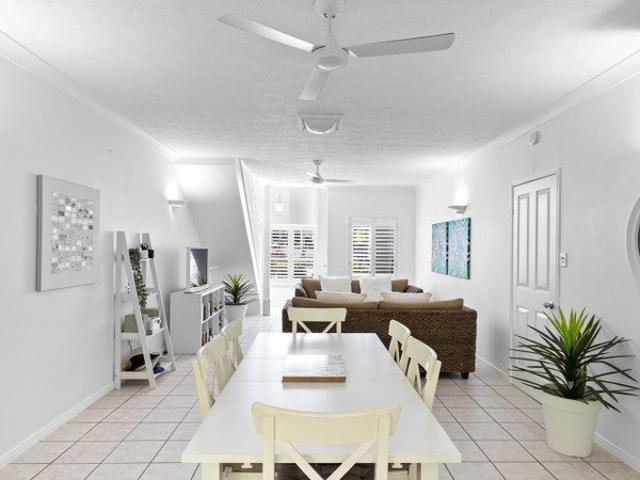 NEAT PALM COVE TOWNHOUSE 700M WALK TO THE BEACH UNFURNISHED