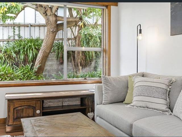 Neat & Private Ground Floor Unit in Prime Sandy Bay Location