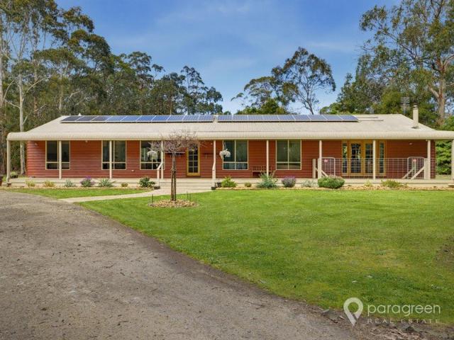 Neat Rural Acreage Close to Town