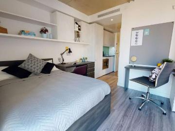 Neat studio in a residence, in Shadwell Has an Apartment