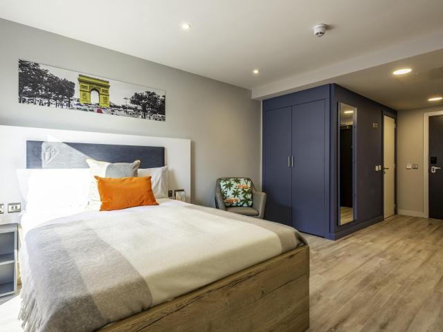 Neat studio near the Waterside Shopping Centre Has an Apartment