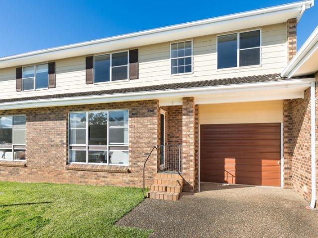 NEAT, SUNNY & SPACIOUS TOWNHOUSE