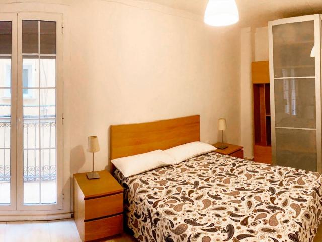 Neat single bedroom in a 4 bedroom apartment in La Barceloneta