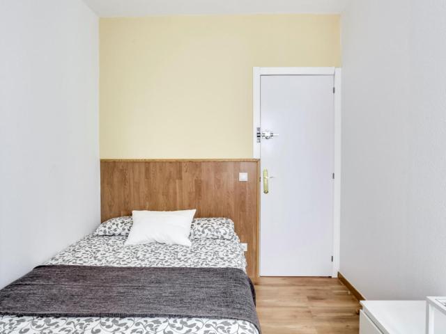 Neat single bedroom quite close to Urquinaona metro station