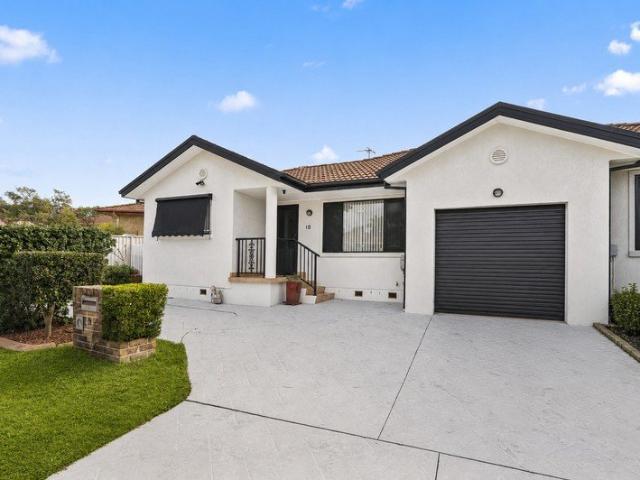 Neat, Spacious & Moments from Shell Cove Marina