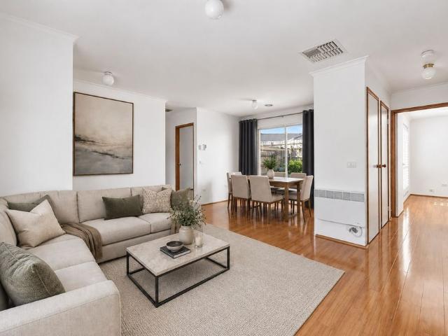 Neat, Spacious & Convenient Living in a Quiet Oakleigh South Estate