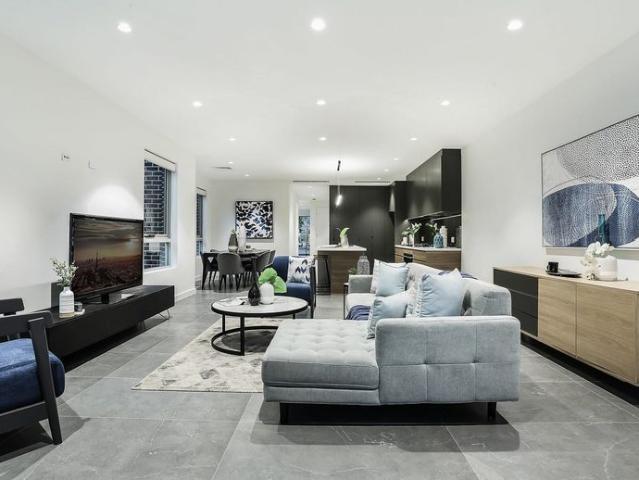 Neat & Spacious duplex in convenient locale