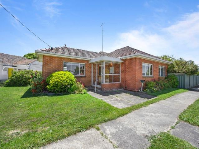 Neat & Spacious Three Bedroom Home in a Fantastic Wendouree Location