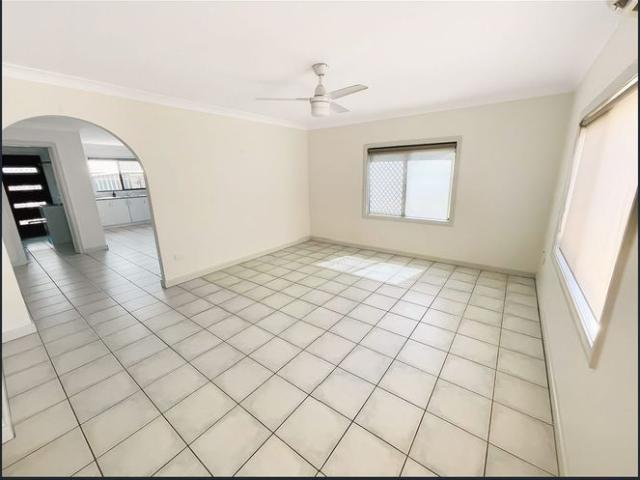APPLICATION APPROVED: NEAT & SPACIOUS THREE BEDROOM UNIT IN PRIME LOCATION