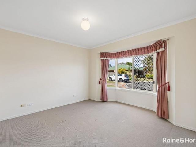 Neat & Tidy 3 Bedroom Home with Air Con Walk to Shops.