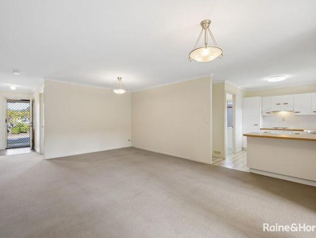 Neat & Tidy 3 Bedroom Home with Air Con Walk to Shops.