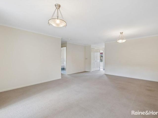 Neat & Tidy 3 Bedroom Home with Air Con Walk to Shops.