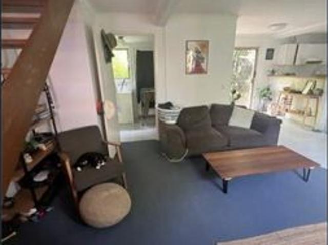 Neat & Tidy 2 Bedroom Duplex Close to Sunshine Plaza