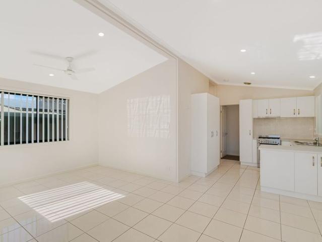 Neat & Tidy 2 Bedroom Rear Duplex