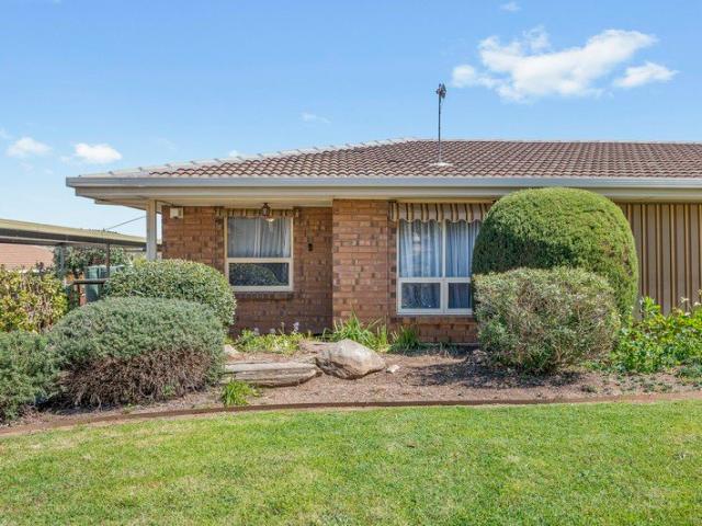 Neat & Tidy 2 Bedroom Unit in a Convenient Location