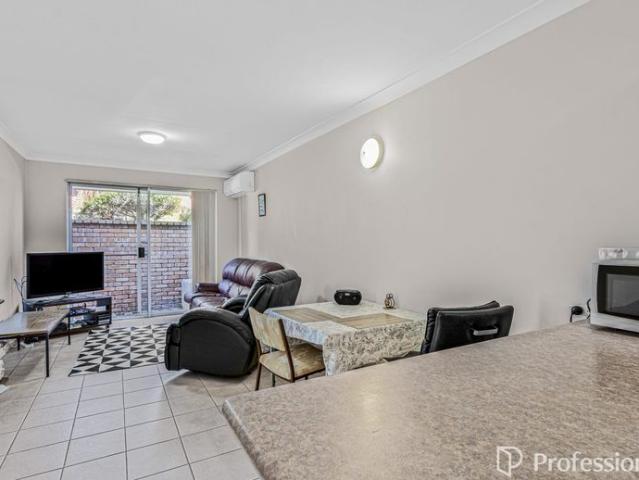 Neat & Tidy 2 Bedroom Unit Prime Location!