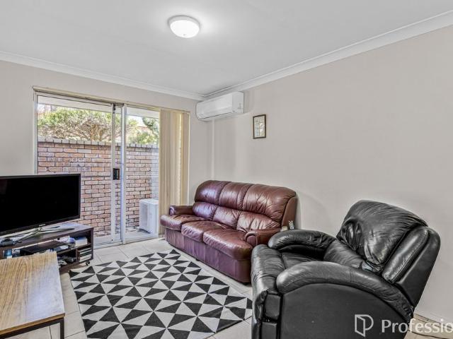 Neat & Tidy 2 Bedroom Unit Prime Location!