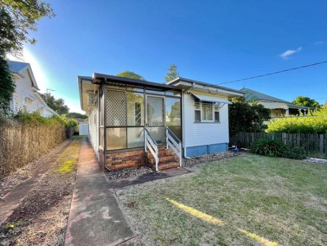 Neat & Tidy Cottage in Prime Newtown Toowoomba Location
