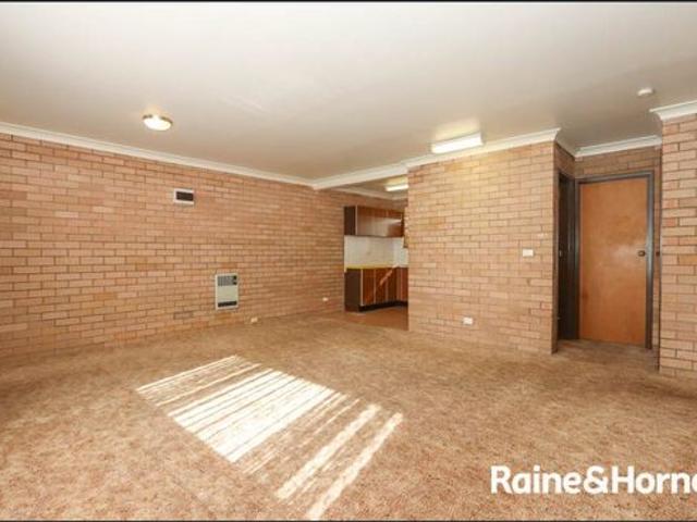 Neat & Tidy Close to Town & Parklands Available 24.08.2026