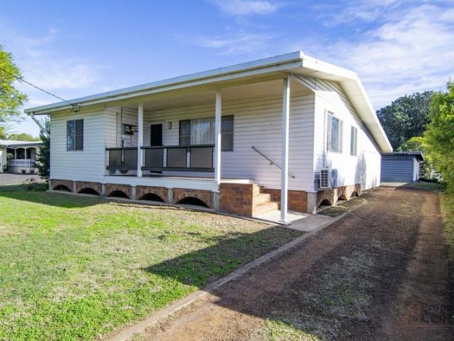 Neat & Tidy Dalby Home with Shed in Great Area