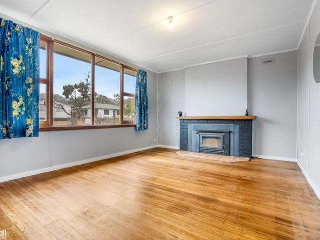 Neat & Tidy Family Home in Peaceful Setting