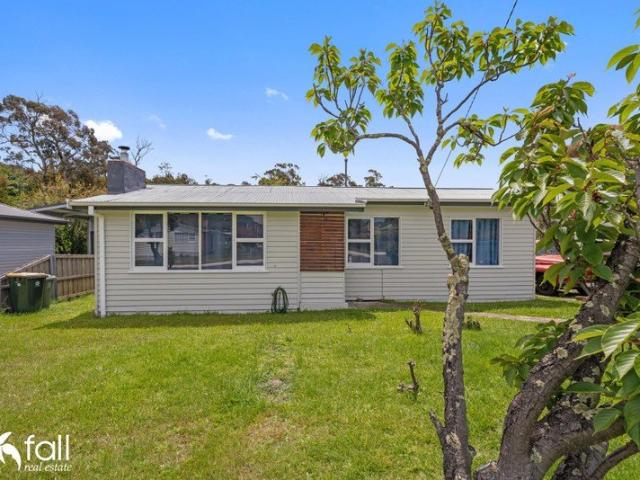 Neat & Tidy Family Home in Peaceful Setting