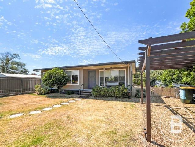 NEAT & TIDY FULLY FURNISHED 3 BEDROOM HOME