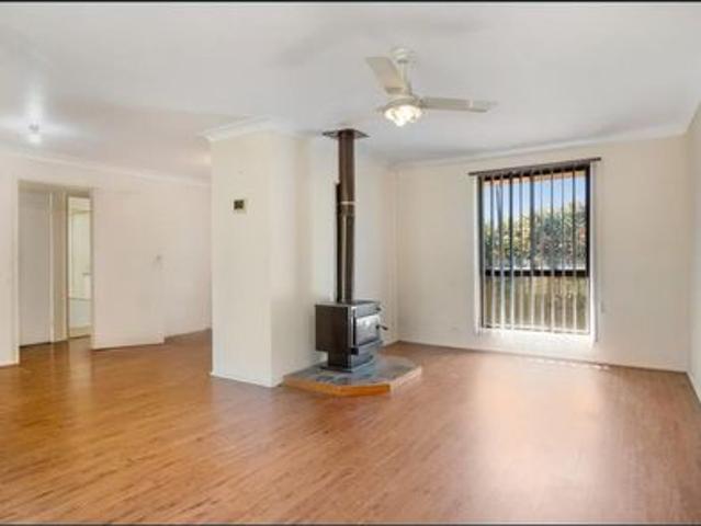Neat, Tidy House with Garden Shed and Enclosed Yard