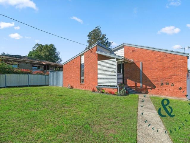 Neat & Tidy Home with Side Access