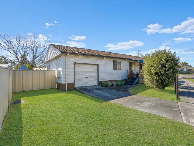 NEAT & TIDY HOME IN THE HEART OF SAN REMO!