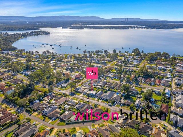 NEAT & TIDY ONE BEDROOM HOME WALK TO SHOPS & THE LAKE