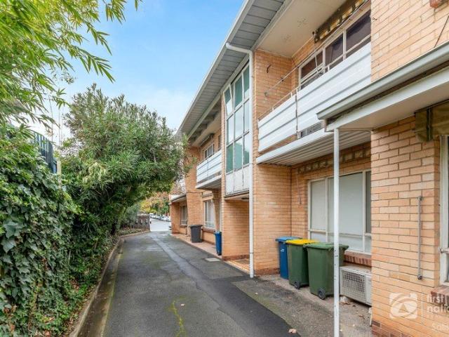 NEAT & TIDY LIVING IN BLUE CHIP LOCATION!