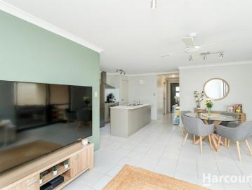 Neat, tidy & stylish home waits for you!