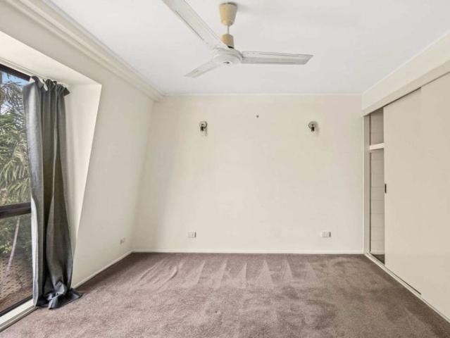 Neat & Tidy Townhouse Close to Shops, Parks & Transport