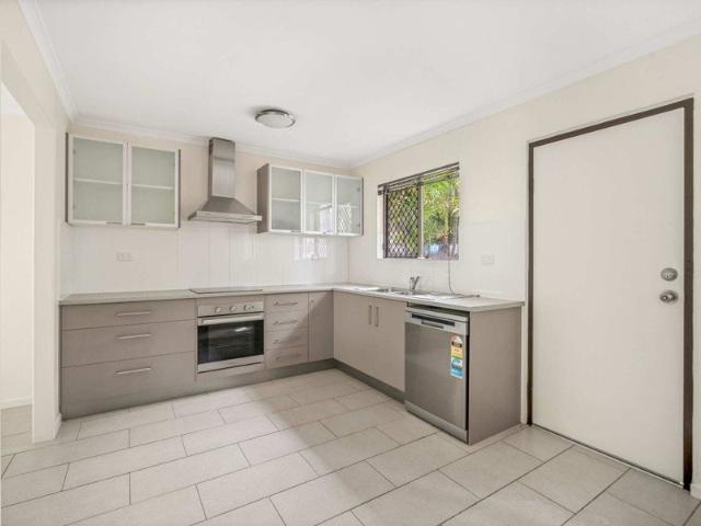Neat & Tidy Townhouse Close to Shops, Parks & Transport