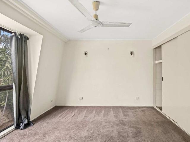 Neat & Tidy Townhouse Close to Shops, Parks & Transport
